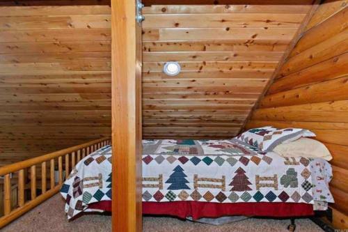 Peaceful Cabin Home With Breathtaking View!