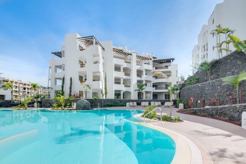 Ancor 2-4 Pool View 2b