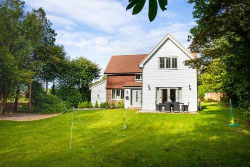 Inviting 5-bed House In 1066 County - Battle