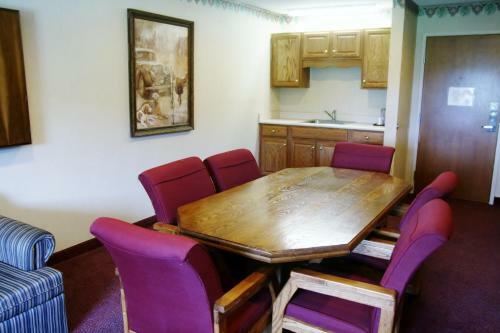 Hotel National Heritage Inn And Suites