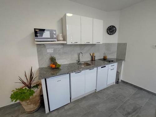 Apartment Valentina - Private Pool,200m From Beach
