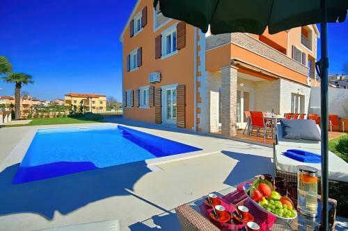 Romantic Villa Leon With Private Pool & 5 Bedrooms