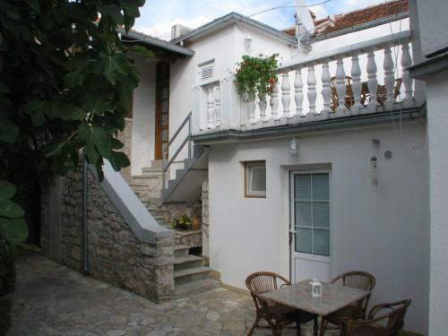 Cosy Apartment In Jezera With Garden