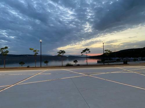 Sea View Apartment, 4 Min. By Foot To Main Beach