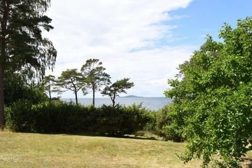 Nice Cottage On �land By The Sea