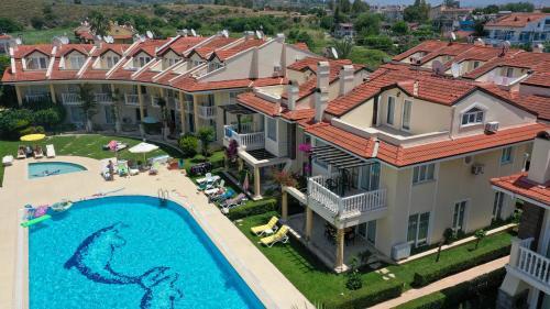 Denize S?f?r 3+1 Triplex Site ?�erisinde Havuzlu Villa