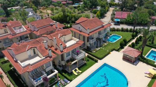 Denize S?f?r 3+1 Triplex Site ?�erisinde Havuzlu Villa