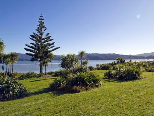 Absolute Waterfront - Matarangi Holiday Home