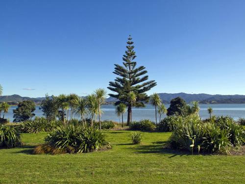 Absolute Waterfront - Matarangi Holiday Home