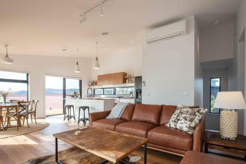 Stone & Crow - Beautiful Home Away From Home!