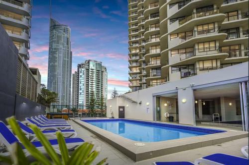 Beachfront Ocean Views Luxury Apartment-beach Home-surfers Paradise