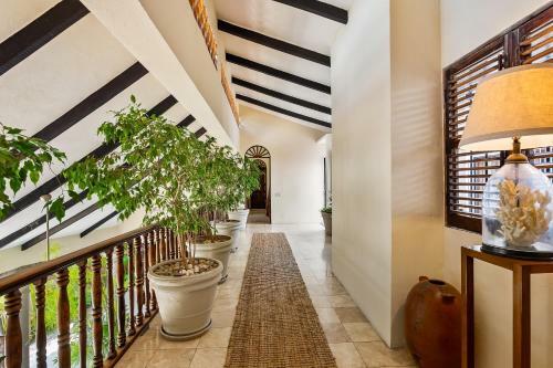 Villa Gorgeous, Lovely Home At Casa Ciclamor