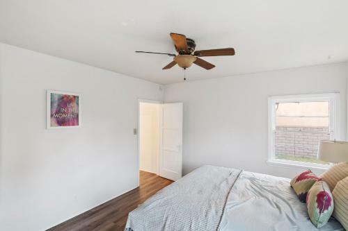 Classic Hb Home On Huge Corner Lot