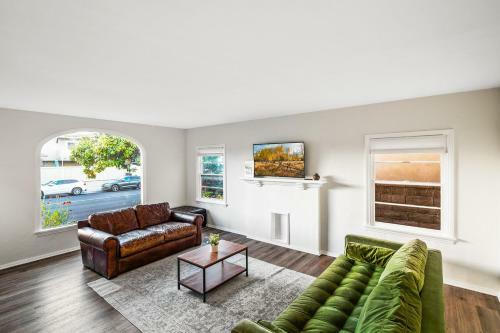 Classic Hb Home On Huge Corner Lot