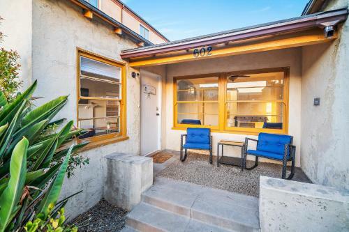 Classic Hb Home On Huge Corner Lot
