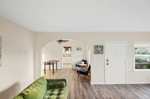 Classic Hb Home On Huge Corner Lot