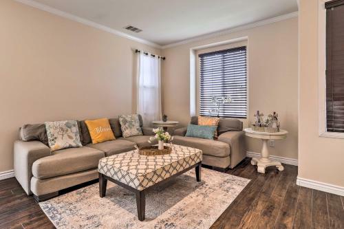 Indio Getaway With Private Oasis Hike And Golf!