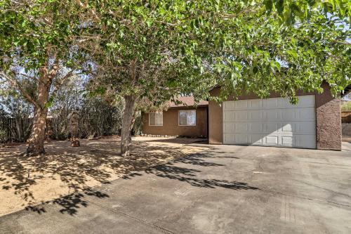 Joshua Tree Escape With Private Yard And Hot Tub!