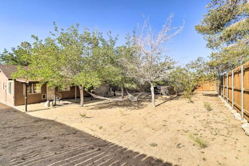 Joshua Tree Escape With Private Yard And Hot Tub!