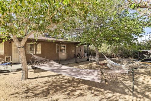 Joshua Tree Escape With Private Yard And Hot Tub!