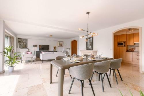 Charming And Spacious Apartment With Parking In Centre Knokke