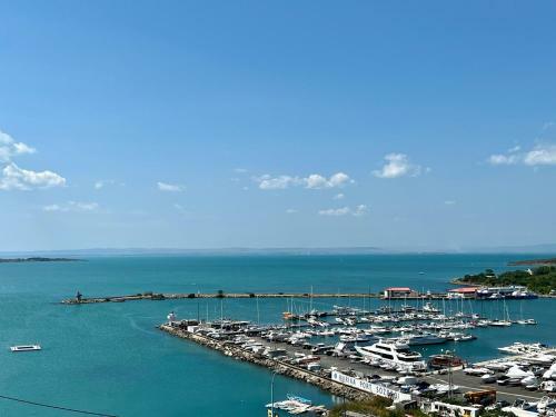Romantic Getaway 1-bd Apartment With Sea View
