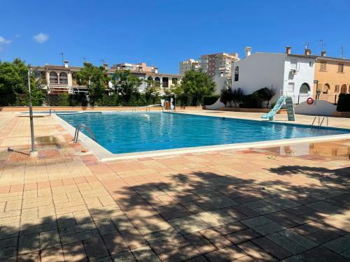 Adosado Con Piscina Y Tenis