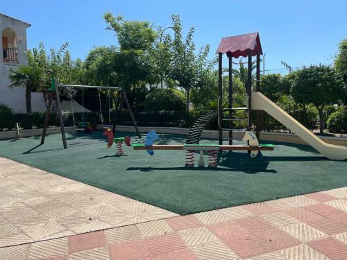 Adosado Con Piscina Y Tenis
