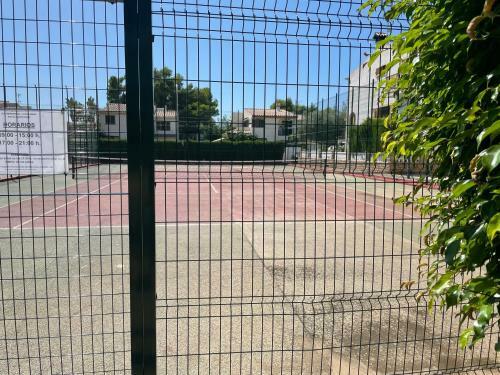 Adosado Con Piscina Y Tenis