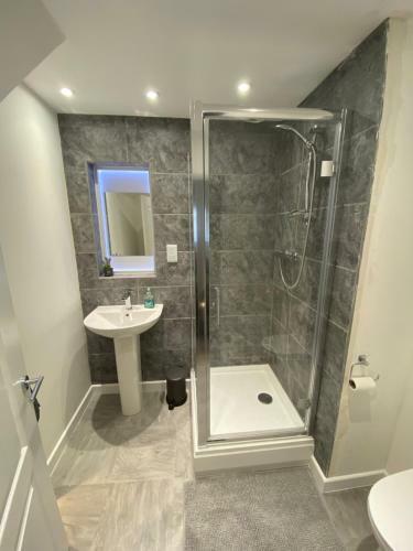 Modern 2 Bedroom Apartment, With Car Parking.