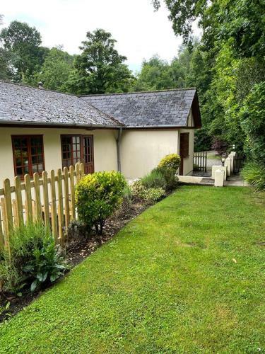 Looking Glass Cottage And Baskerville Retreat Cottage