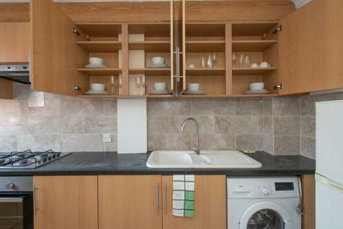 Motel Studio Apartment By Rajmoni Retrearts