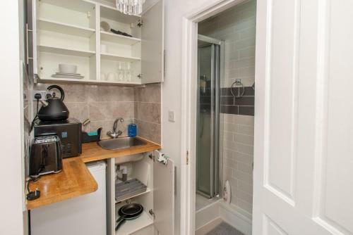 Motel Studio Apartment By Rajmoni Retrearts