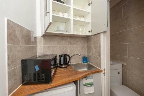 Motel Studio Apartment By Rajmoni Retrearts