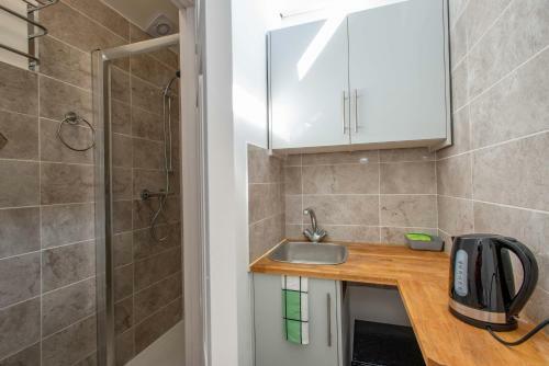 Motel Studio Apartment By Rajmoni Retrearts