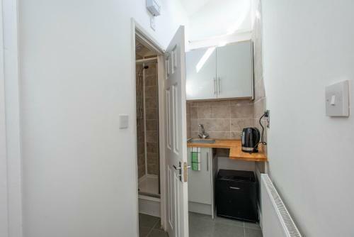 Motel Studio Apartment By Rajmoni Retrearts