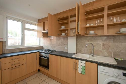 Motel Studio Apartment By Rajmoni Retrearts
