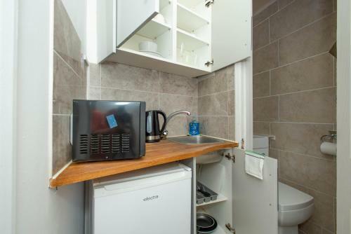 Motel Studio Apartment By Rajmoni Retrearts