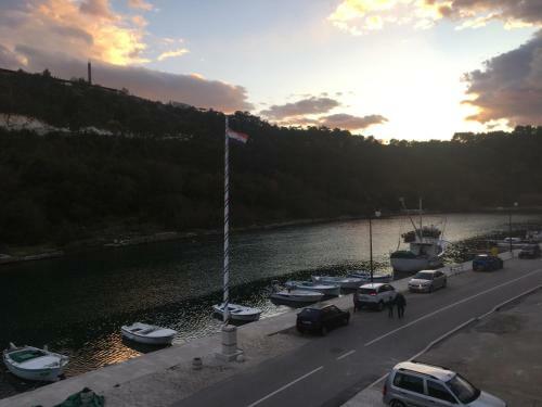 Seafront Apartment Riva