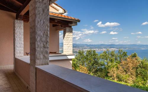 Hidden Forest Villa With Sweeping Views