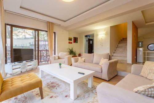 G�cek'te Deniz Ve Orman Manzaral? 4+2 Emir Villa