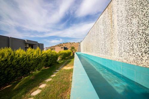 Secluded And Comfortable Villa With Shared Pool And Gym In Milas