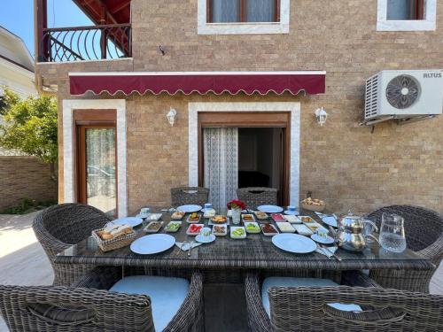 Large House Top Location (only 100m To The Beach)