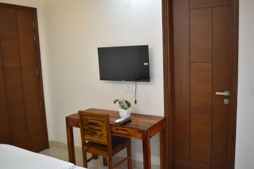 Lime Tree Three Bhk Serviced Apartment Golf Course Extension Near Hong Kong Bazaar