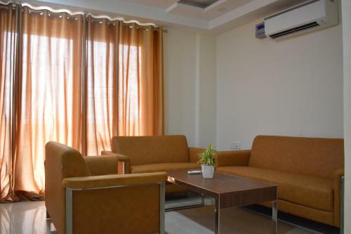 Lime Tree Three Bhk Serviced Apartment Golf Course Extension Near Hong Kong Bazaar