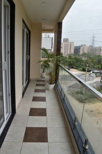 Lime Tree Three Bhk Serviced Apartment Golf Course Extension Near Hong Kong Bazaar