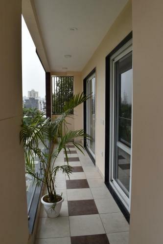 Lime Tree Three Bhk Serviced Apartment Golf Course Extension Near Hong Kong Bazaar