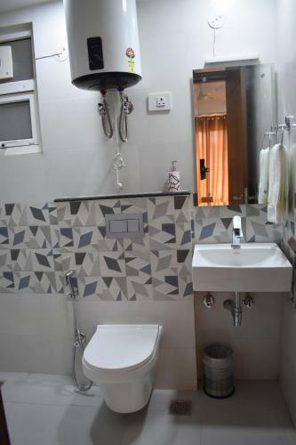 Lime Tree Three Bhk Serviced Apartment Golf Course Extension Near Hong Kong Bazaar