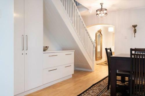 Apartamento A Modern Home With Old-world Charm In Bathurst