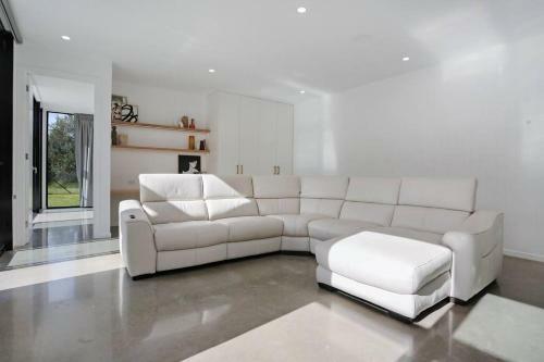 Beachfront Escape - 6 Bedroom, Pool & Beach Access